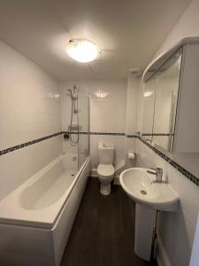 约克Melton Guest House的带浴缸、卫生间和盥洗盆的浴室