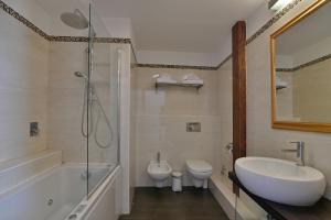 陶尔米纳Hotel Le Chevalier的一间带水槽、淋浴和卫生间的浴室