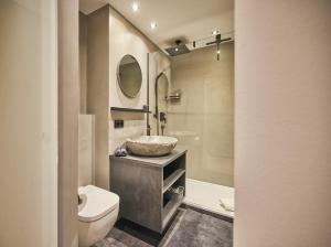 上施陶芬Chalet Alpenruhe的浴室配有盥洗盆、卫生间和浴缸。