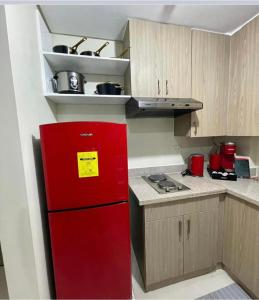 大雅台Twin lakes Merlot LL3-F的带木制橱柜的厨房内的红色冰箱