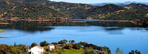 ZufreFinca La Vicacaria LIMONERO的中央有房子的大湖