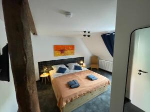 EverswinkelGasthof Strietholt的一间卧室配有一张带两个蓝色枕头的床