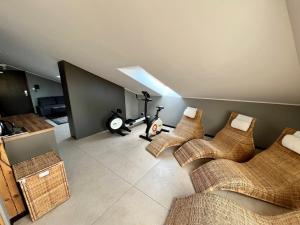 波兹南Malta Premium的客厅配有五把椅子和摩托车