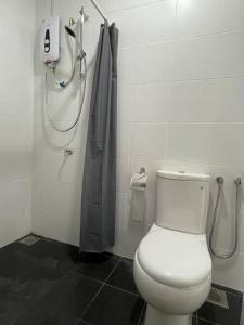 吉隆坡Menjalara Msuite的浴室配有白色卫生间和淋浴。