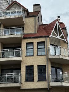 米德尔克尔克诺贝尔民宿的带阳台和红色屋顶的房子