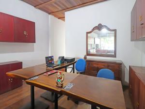 占碑市OYO 91807 Kemalasari Guesthouse的一个空房间,有两个桌子和镜子