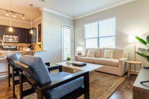 普弗拉热维尔Bright and Spacious Apartments with Gym and Pool Access at Century Stone Hill North in Pflugerville, Austin的客厅配有沙发和桌子