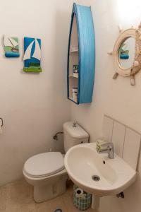 斯塔里格勒House Beatrix的一间带卫生间、水槽和镜子的浴室