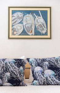 斯塔里格勒House Beatrix的挂在床上的墙上的一张图画,上面有枕头
