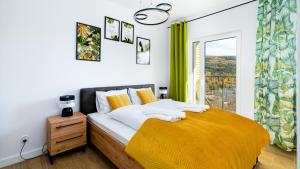 希维拉杜夫-兹德鲁伊Apartamenty Sun & Snow IzerSKI Resort的一间卧室配有一张黄色毯子床