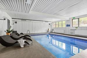 瑟德港贝斯特韦斯特索德尔酒店的游泳池,位于带游泳池的建筑内