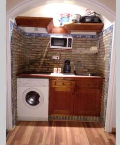 圣费尔南多Apartamento S. Fernando bahia sur的厨房配有水槽和洗衣机
