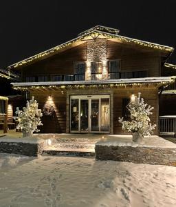 萨伦Hotell Viktors的夜晚雪中的房子