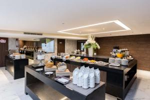 曼谷Best Western Nada Don Mueang Airport hotel的一间提供自助餐的餐厅,展示着各种美食