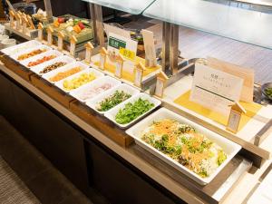 京都京阪京都八条口酒店的包含多种不同食物的自助餐