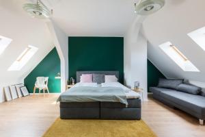 布达佩斯3M酒店的一间卧室设有一张床和绿色的墙壁