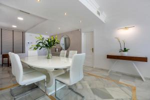 马贝拉Modern 3 bedroom with amazing view in Magna RDR277的白色的用餐室配有白色的桌子和白色的椅子