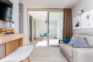 佩斯科勒海滨Mare Villas Pescoluse- Design Apartment的客厅配有沙发和桌子