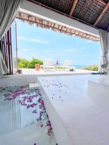 伊尼扬巴内Mar-Me-Quer, Eco Beach Retreat的一间客房,在地板上设有一个鲜花池