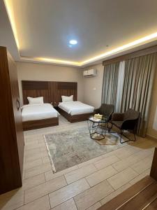 Sīdī Ḩamzahفندق السد الخليجى的酒店客房,设有两张床和一张沙发