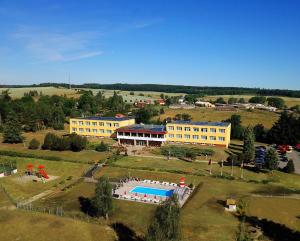 金特斯贝格Panorama Ferien Hotel Harz的享有带游泳池的大型建筑的空中景致