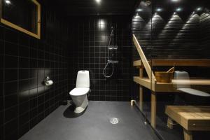 基蒂莱Black Work Levi Aihki的黑色浴室设有卫生间和水槽
