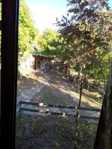 HalidzorOld Halidzor的从带围栏的房子的窗户欣赏美景