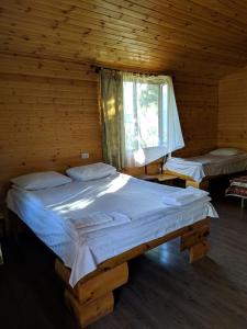 HalidzorOld Halidzor的小木屋内一间卧室,配有两张床