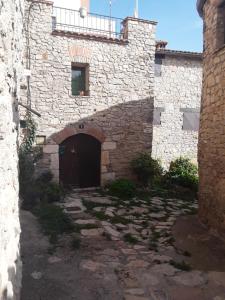 RojalsCal Tous, La Socarrimada的一座带门和庭院的大型石头建筑