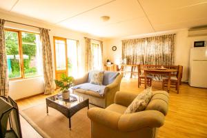 格拉夫-里内特Garden Cottage的客厅配有两张沙发和一张桌子