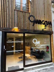 勒芒9WAGRAM Hotel Boutique的家具商店前方的商店,有窗户