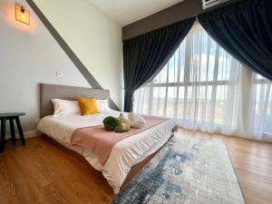 雪邦FREE PARKING # 2 Bed Family BellSuite - Sepang KLIA Kota Warisan的一间卧室设有一张床和一个大窗户