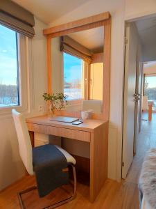 ŻywkiMasuria Resort Village, całoroczne domki z widokiem na jezioro, sauna i jacuzzi的客房设有带镜子和椅子的书桌