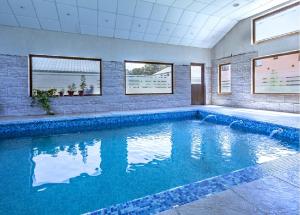 卡薇亚惠奎因酒店的一座蓝色的游泳池