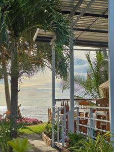高兰兰塔A&J孔康海滩度假村的海滩旁带白色围栏的门廊