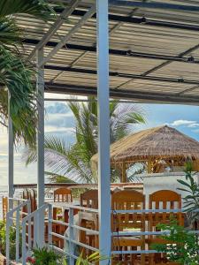 高兰兰塔A&J孔康海滩度假村的庭院配有桌椅和草伞。