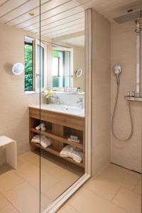 瓦杜兹Park Hotel Sonnenhof - Relais & Châteaux的一间带水槽和淋浴的浴室