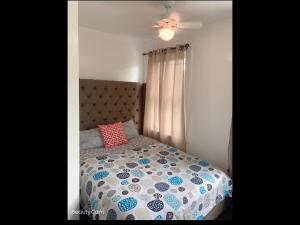巴尔的摩Brand new bedroom with Tv next JHU的一间卧室配有一张带五颜六色棉被的床