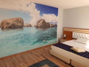 多布里奇多布鲁扎酒店的一间卧室,装饰有海洋绘画