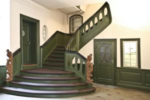 吕贝克安诺1216酒店的一座带绿门的房子里的楼梯