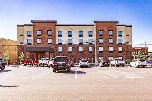 苏必利尔Cobblestone Hotel & Suites - Superior Duluth的停车场,停车场停在大楼前