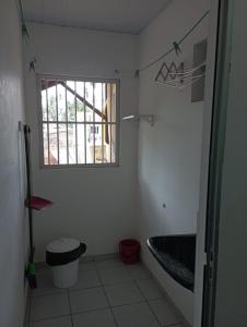 马拉戈日Condominio Oliveira的带浴缸、水槽和窗户的浴室