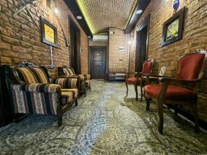伊斯坦布尔Element Garden的砖墙内配有沙发和椅子的等候室