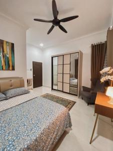 龙运De Jara Guesthouse Dungun for Malay的一间卧室配有一张床和吊扇