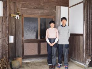 Ayabe一汁一菜の宿　ちゃぶダイニング Ichiju Issai no Yado Chabu Dining Unforgettable Farmstay experience in Deep Kyoto的两人站在一个窗户的房间前