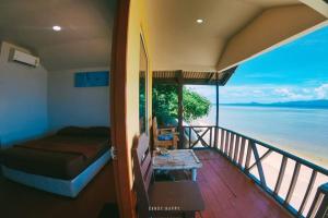 班泰帕岸岛金滩度假酒店的客房设有一个享有水景的阳台。
