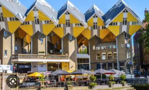 巴伦德雷赫特B&B Het Smitshoekje的一座黄色和灰色屋顶的大型建筑