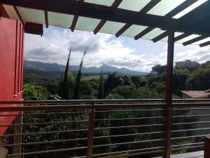 布鲁马迪纽Pousada Verde Villas的阳台享有山景。