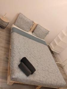 阿莫拉Lisbon, 3 bedroom apartment in Amora , 15 min from the beach的一间设有两张床的房间,上面有黑色的物体