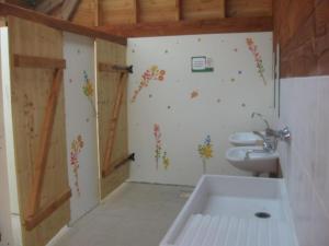 Plessé匹亚迪尔农家乐的一间带水槽和卫生间的浴室